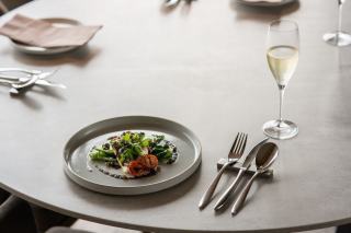 Une flûte de Champagne accompagne un repas anti-inflammatoire composé de légumes frais